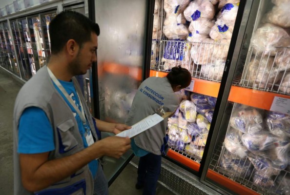 Verifican precios de productos navideños en supermercados de la capital &nbsp;&nbsp;