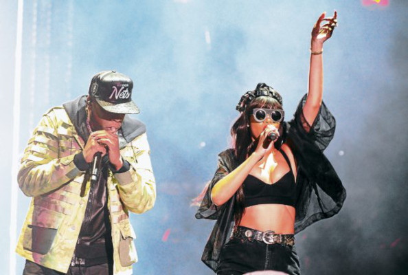 Una sensual Rihanna da la bienvenida al verano