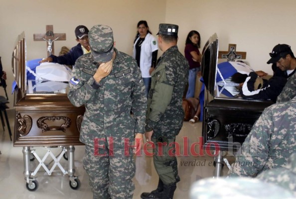 FOTOS: Entre lágrimas y dolor, despiden a policías caídos en fuga de 'El Porky'