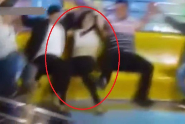 Joven queda parcialmente desnuda en 'El Tagadá'&nbsp;&nbsp;