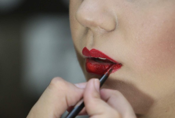 Dosis de color para unos labios sensuales y ojos de impacto