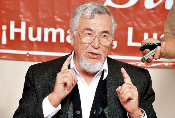 Obispo Santos se enreda e insulta a periodistas