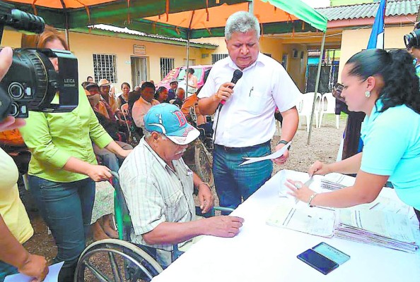 Gobierno debe revisar Bono 10 Mil