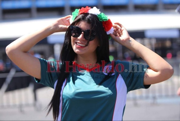 Bellas mujeres engalanan el estadio Azteca en el duelo de México-Honduras