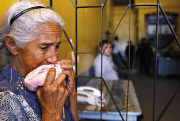 Angustiadas madres esperan para saber de sus hijos