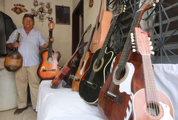 El artista hondureño de las cuerdas y la madera