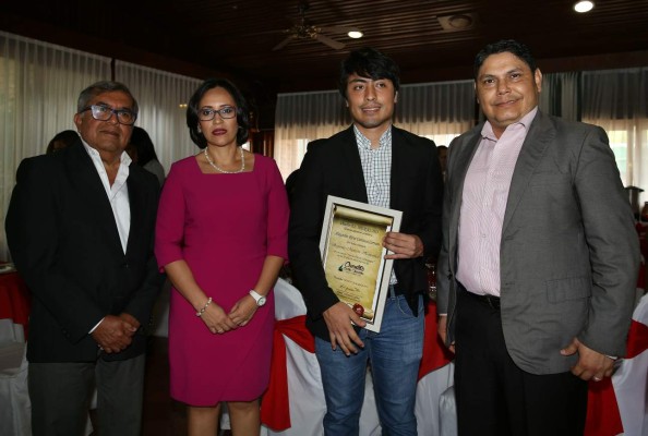 Premio a la genialidad literaria