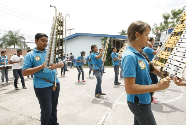 Estudiantes de 80 institutos de la capital se preparan para los desfiles
