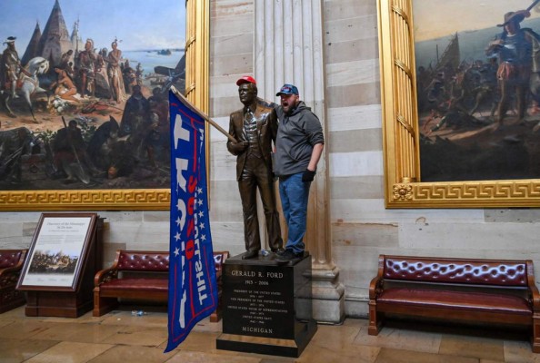 Invadieron escritorios y flamearon la bandera confederada: el caos en el Capitolio