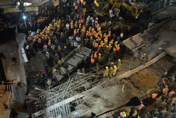 Pocas posibilidades de hallar supervivientes en derrumbe de puente en India que dejó 25 muertos
