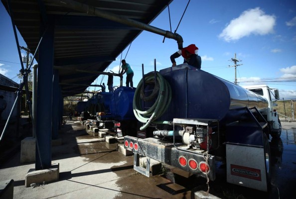 Con carros cisternas se abastecen de agua en barrios y colonias de la capital de Honduras