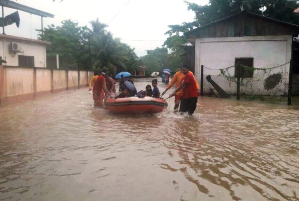 Miles de evacuados por lluvias que azotan a Honduras