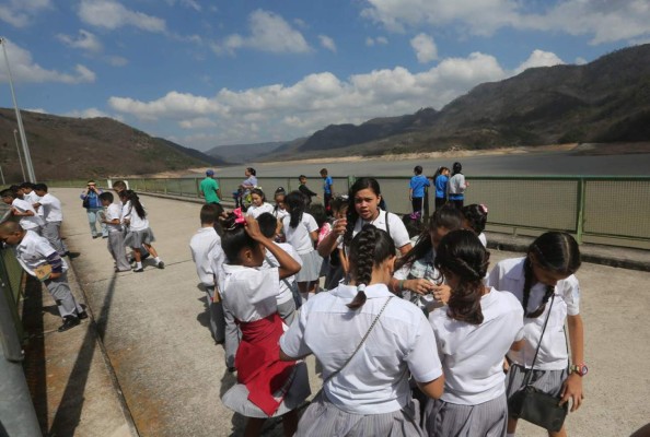 Escuelas Paquita Guerrero y Prevocacional Profesor Raúl Zaldívar visitan embalse La Concepción