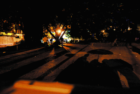 Parque Central de Tegucigalpa, sumido en una noche de tinieblas