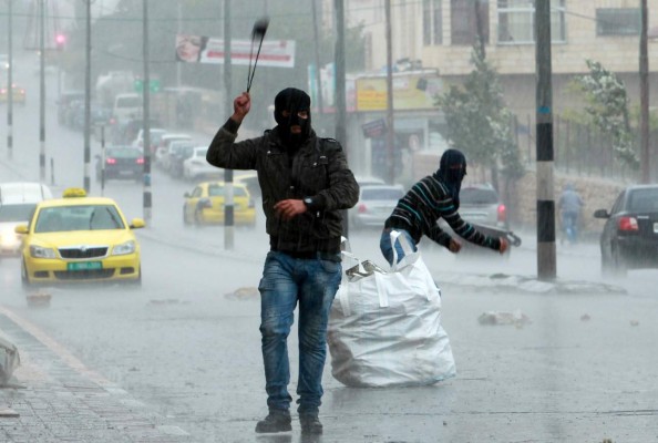 Palestinos chocan con policías judíos
