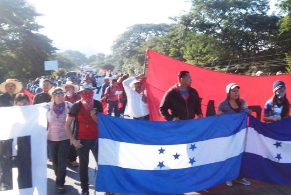 Policía desaloja a manifestantes frente a la UNAH