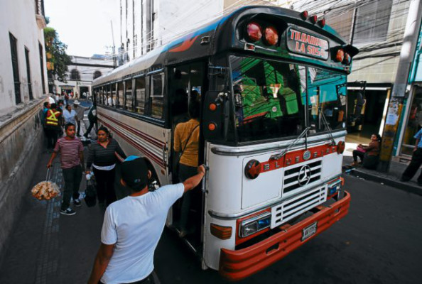 Severo incremento de seis lempiras piden en bus amarillo