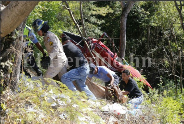 FOTOS: Dos muertos en accidente vehicular en cuesta La Moramulca