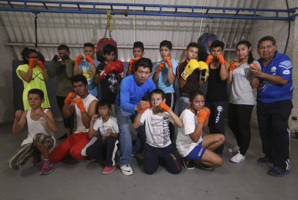 Héroes de barrio que golpean la violencia