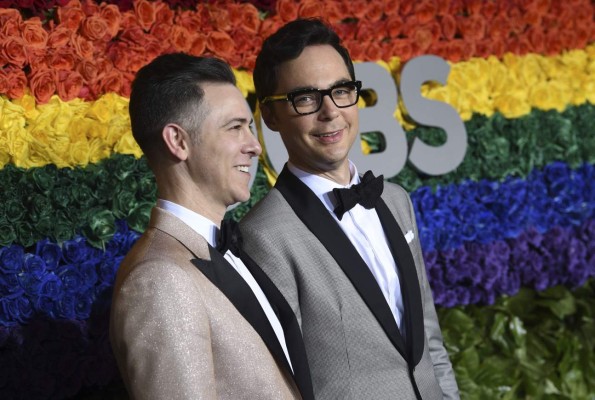 Famosos desfilan por la alfombra roja de los premios Tony