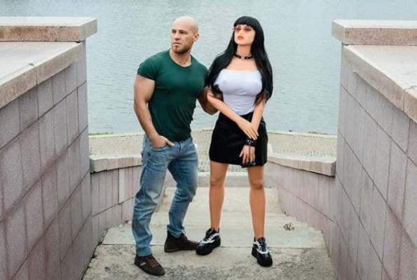 Yuri Tolochko, el actor y fisicoculturista que se casará con su muñeca