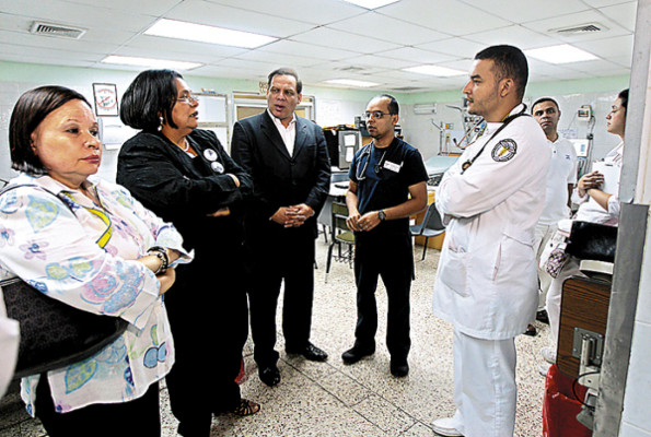 Médicos internos siguen de camilleros en el hospital Escuela