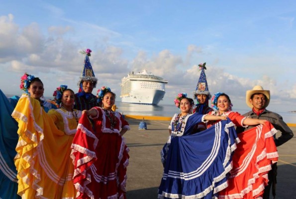 Imágenes de la llegada del tercer crucero más grande del mundo a Roatán