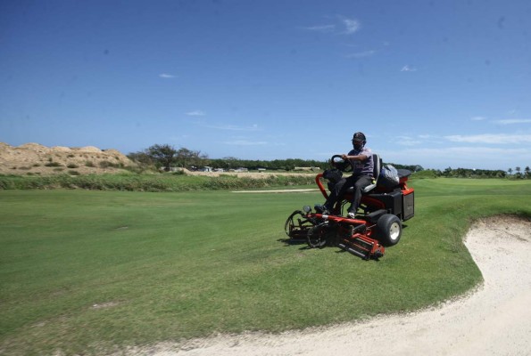 Disfrute el golf, playa y buceo en el club Pristine Bay Resort