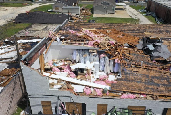 Imágenes aéreas revelan el arrasador azote del huracán Laura