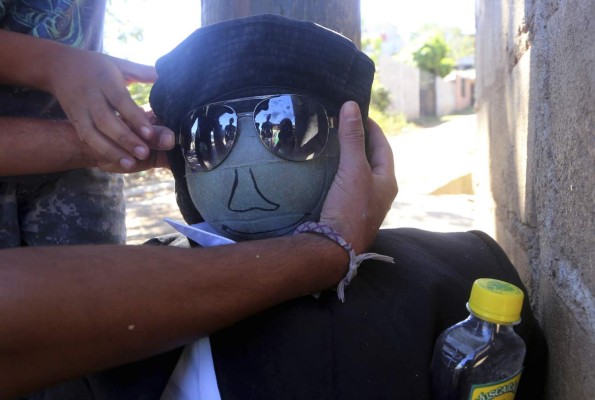 Monigotes de año viejo comienzan a instalarse en las calles de la capital de Honduras