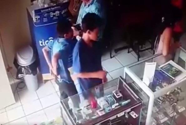 Honduras: Video capta a menores robando un celular en tienda de Comayagua