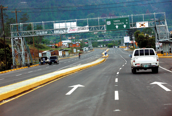 Aplanadora azul aprueba ‘trancazo’ carretero