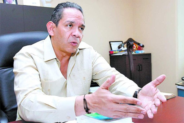 ¡Digno de admirar! Médico hondureño ofrece consulta gratuita en horario especial