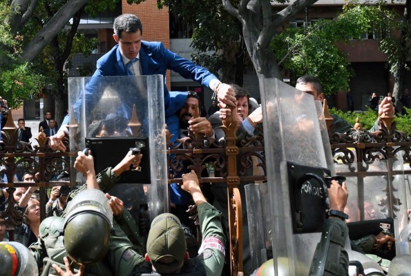 Venezuela: Guaidó se rehúsa a expulsión del Parlamento y así fue como hasta saltó las vallas del edificio