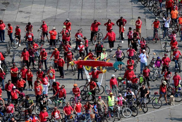Miles de ciclistas forman 'monumental bici humana' en la contaminada Ciudad de México