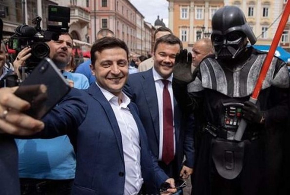 Amante del ejercicio y de selfies alocadas, así es el presidente de Ucrania Volodímir Zelenski