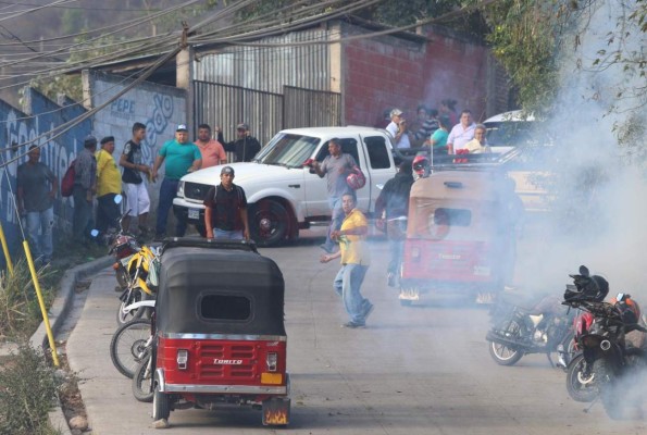 FOTOS: Momento en el que policías lanzan gas lacrimógeno a manifestantes de la aldea Yaguacire