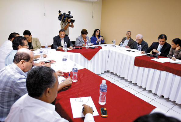 Eduardo Villanueva sigue siendo el titular de la DIECP