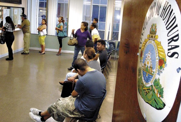 Abren investigación por corrupción en consulados