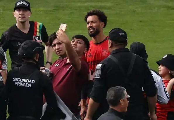Vozinha y lo que vive en Chile luego de haber fichado por Colo Colo ¿por qué no debuta?