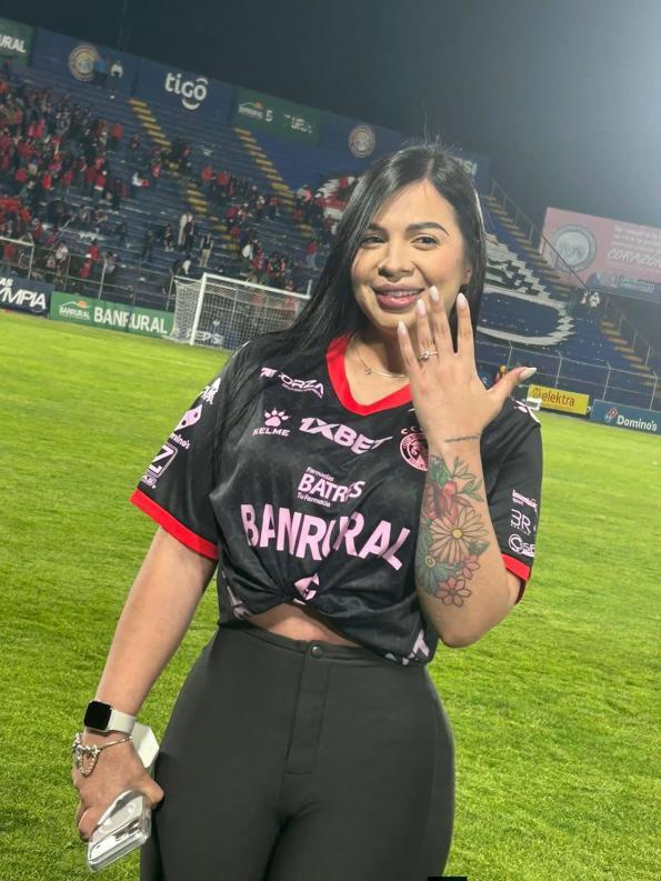 ¿Quién es la linda modelo que dejó plantado a futbolista tico tras haberse comprometido?