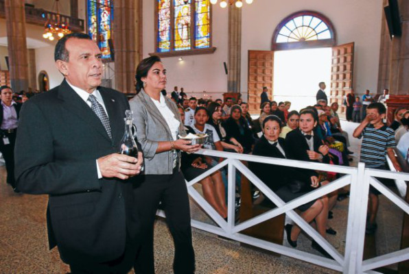 Presidente pide sabiduría a la Virgen para dirigir Honduras