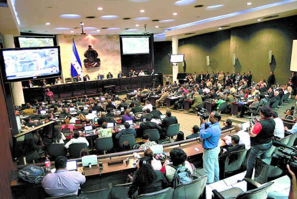 Bancadas de todos los partidos condenan irracionalidad en protestas