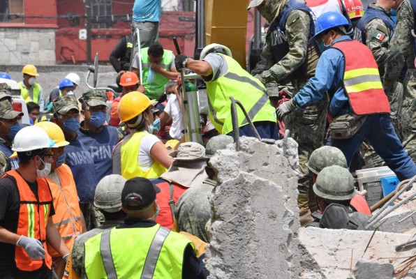 México intenta desenterrar sobrevivientes tras devastador sismo que mató a más de 230 personas&nbsp;