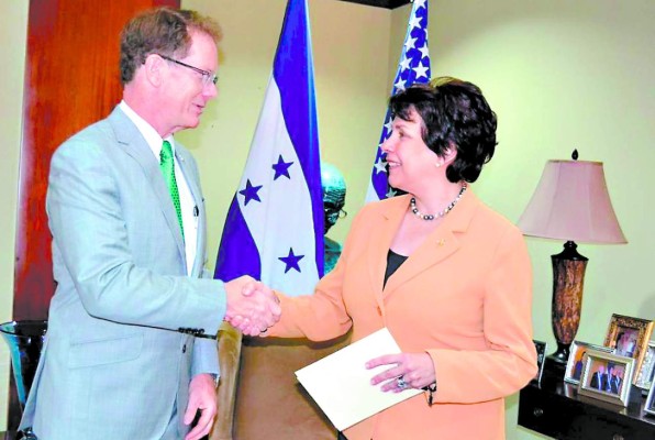 James Nealon presenta copias de estilo a la canciller