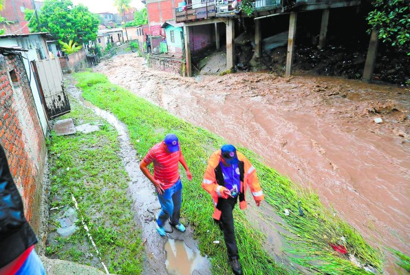 Rescatan a joven soterrado por deslizamiento en la capital