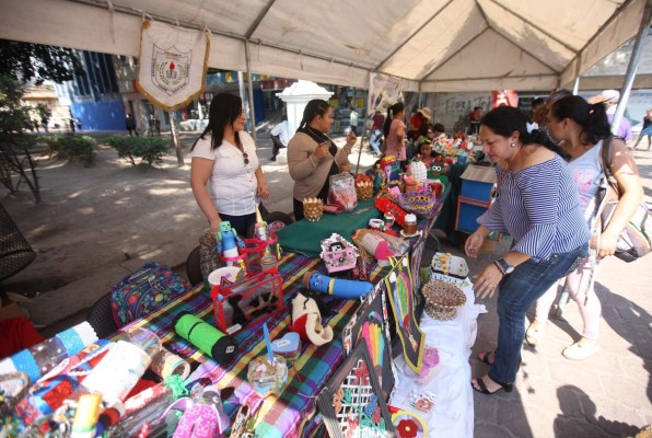 Megaexpoferia del reciclaje cautiva a decenas de clientes en la capital de Honduras