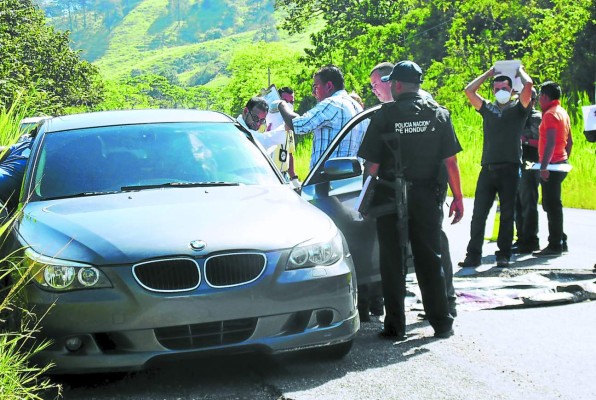 En baúl de BMW hallan cadáver de un hombre