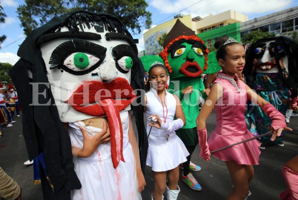Desfiles: Estudiantes de primaria llenan de civismo la capital de Honduras