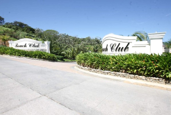 Disfrute el golf, playa y buceo en el club Pristine Bay Resort